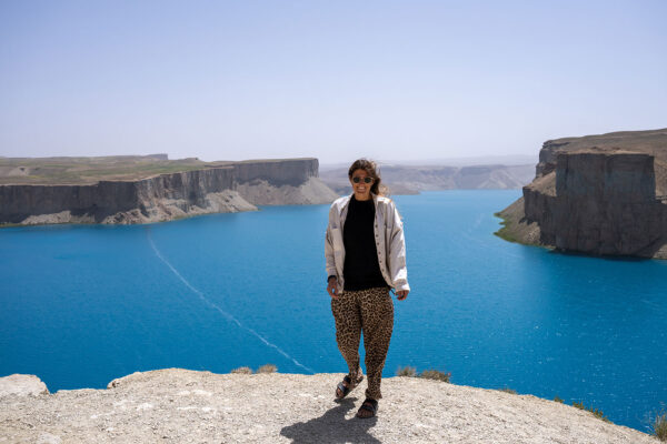 overlanding-afghanistan-landrover-defender-15 stephanie standing on the cliff of band e amir lakes