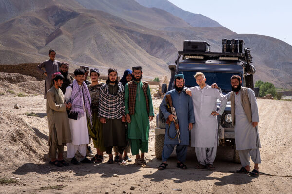overlanding-afghanistan-landrover-defender-6 group photo with talibans