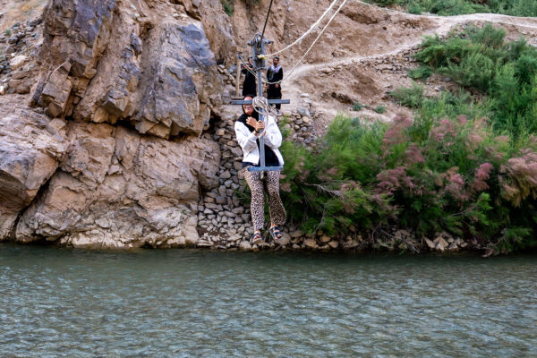 overlanding-afghanistan-landrover-defender-8 zipline over the jam river