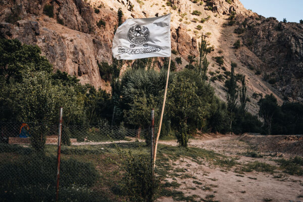 overlanding-afghanistan-landrover-defender-9 taliban flag