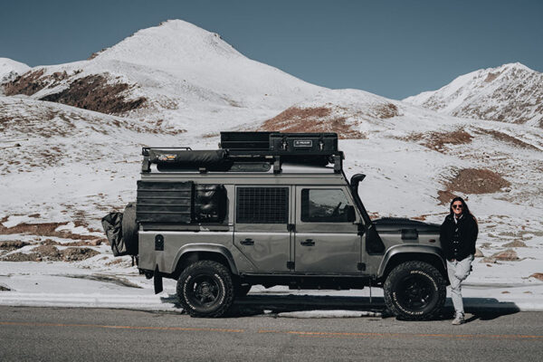 khunjerab pass land rover defender in snow