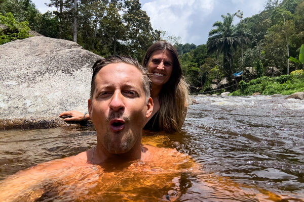 overlanding-malaysia-landrover-defender-offroading-12 taking a bath in the river of kuala mu in malaysia