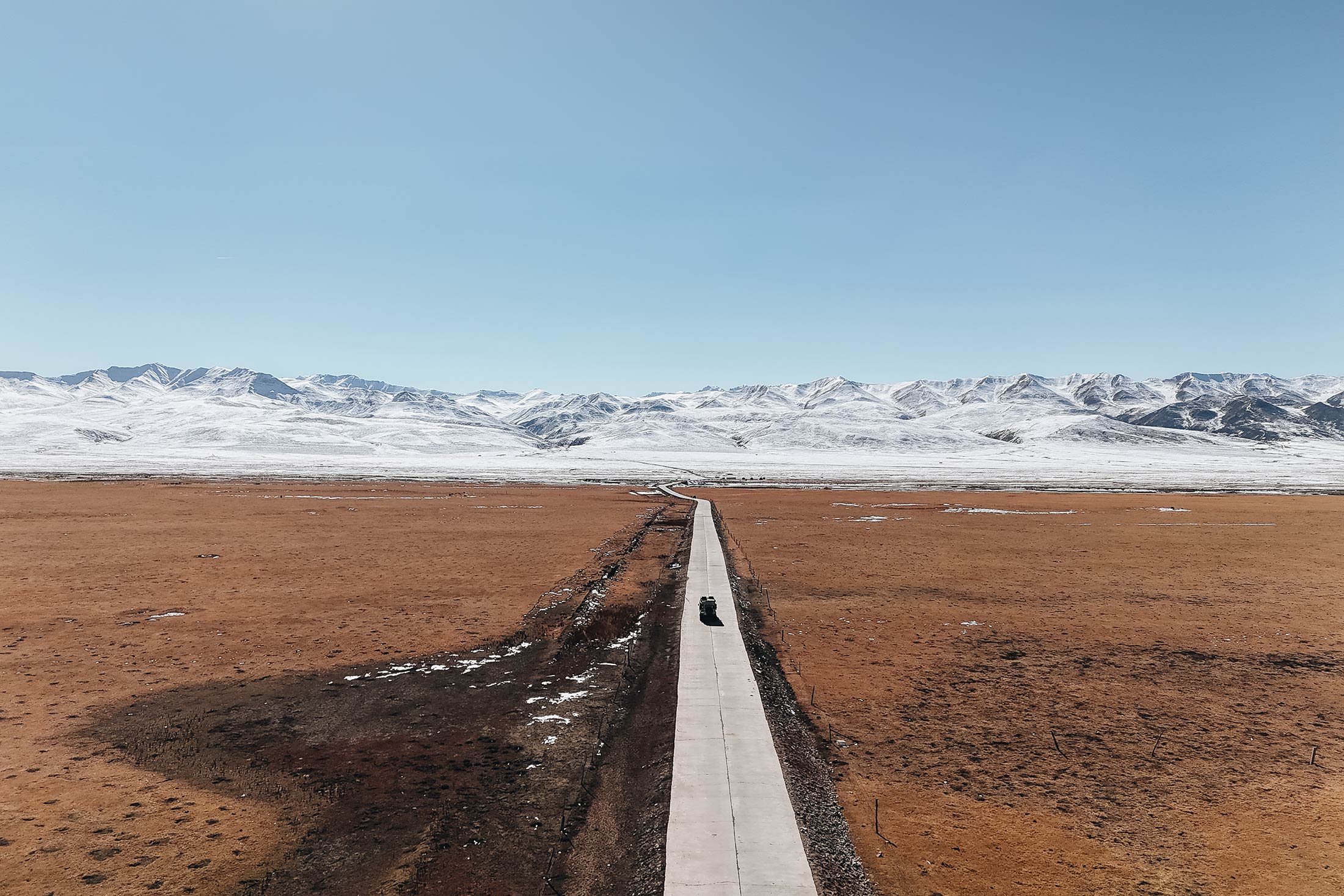 road through the mountains of the tibet plateau